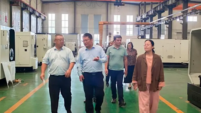 Utländska kunder besöker Qiansheng Heavy Industry Factory för inspektion på plats